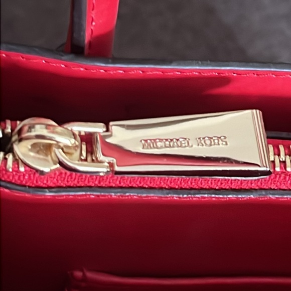 MICHAEL KORS ’MERCER’ PEBBLED LEATHER RED ACCORDIAN TOTE/CROSSBODY NWOT - Picture 14 of 15